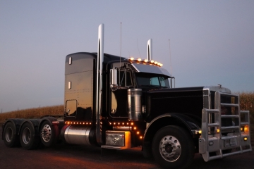 Anderson-Peterbilt-379-Refinished